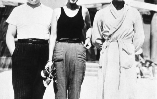 Gabrielle Chasnel dite Coco Chanel (1883-1971), entre Christian Berard et Boris Kochno a Monte-Carlo 1932    ---   Gabrielle Chasnel called Coco Chanel (1883-1971), french fashion designer, between Christian Berard and Boris Kochno in Monte Carlo 1932