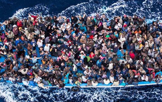 203495 0002 3624263 Operazione Mare Nostrum, salvataggio di naufraghi a bordo di un barcone da parte della fregata FREMM Bergamini della Marina Militare. 2014-06-07 © Massimo Sestini