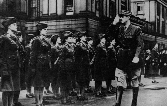 Au deuxième rang à gauche Jeanne Bohec, Londres, 14 juillet 1942.