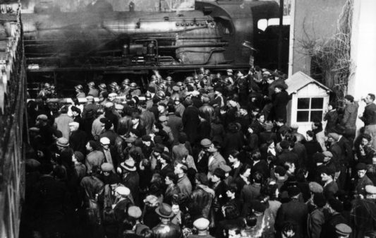 Manifestation à Romans (Isère) contre le départ au STO, le 10 mars 1943.